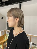 ハイ(HI)&nbsp;ブロンドベージュ×コンパクトボブ