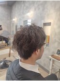前髪をかき上げられるくらいのパーマスタイル