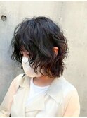 13977黒髪アッシュブラックフェザーパーマボブ耳かけショート