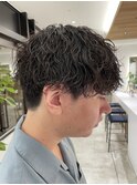美しい丸みと緩めのパーマが柔らかさを演出する波巻きパーマ