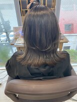 ふわっとくびれミディアムレイヤーカット