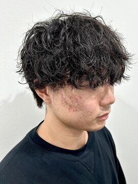 ヒュイル バイ ニアウ(Hwyl by Niau) シャドウパーマメンズカットパーマミニウルフカット波巻きパーマ