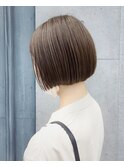 コンパクトなミニボブ×極細ハイライトグレージュ