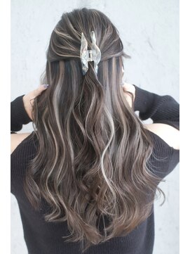 マリアナ(Mariana) ハイライトショートヘアレイヤーカットダブルカラー