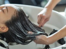 【step3】髪本来の美しさを引き出すオリジナル「生コラーゲン」配合の薬剤を塗布