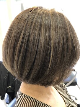 ヘアーデザインムーヴ(Hair design MOVE) 白髪ぼかしハイライト ショートボブ
