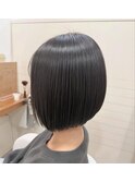 切りっぱなし前下がりボブ