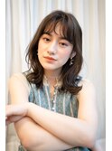イメチェンで大人女子力UP！毛先カールのくびれエアリーミディ