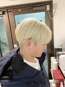 コワファーストナガサキシャンプーボーイ(COIFF1RST NAGASAKI SHAMPOO BOY) 長崎 ホワイトブロンド 毛流れセンターパート