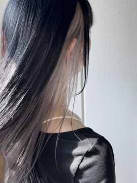 シアン(CYAN) 黒髪×ホワイトのインナーが映える！！