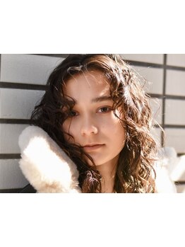 蒸気(スチーム)を用いてパーマをかける施術で、ダメージを最小限に。毛先まで潤いある質感に [浅草橋/蔵前]