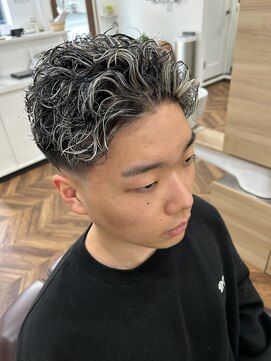 ヒカリ バイ イサミ 西川口(Hikari by ISAMI) サーフカール/フェード/金メッシュ/極道パーマ〈理容室〉西川口