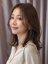 フラワーズ(Flowers)&nbsp;ミディアムレイヤー 顔周りカット アッシュベージュ ツヤ髪 40代