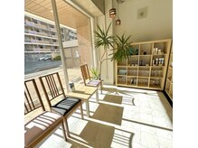 サラ HAIR&MAKE SALA 相模大塚店の雰囲気（日当たりが良く、グリーンに囲まれ落ち着いた空間です♪[メンズ]）