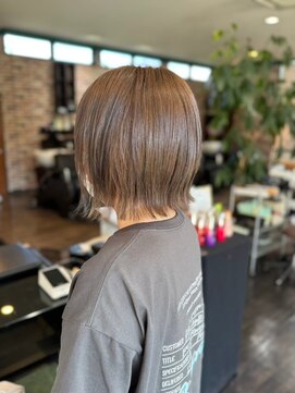 美容室 フォーリア Foglia レイヤーボブ アッシュカラー カーキカラー