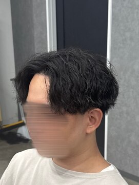 フイ 新宿3丁目(Hui) フェザーパーマ/グレーブルーカラー／刈り上げショートパンク