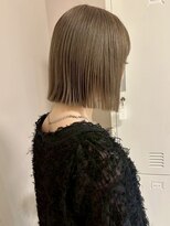 ヒビヲ(HIBIO) 切りっぱなしボブタッセルボブダブルカラーブリーチグレージュ