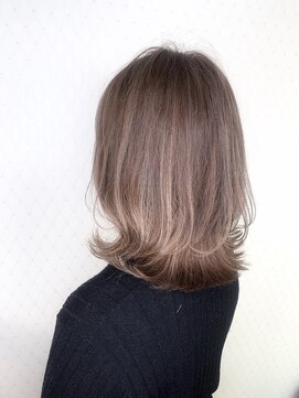 ファブ 銀座(fav) 大人のハイライトシルバーグレージュ・レイヤーくびれミディ