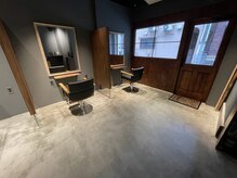 アンドワークス 2nd(&WORKS)の雰囲気（モルタルや古材を使い、半個室風で少し暗めの空間です。）