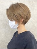 ショートカットくびれショート前下がりボブベージュカラー30代