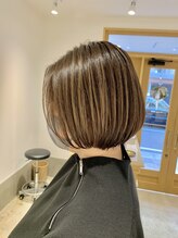 白髪をなじませて魅せる、明るく柔らかな髪色に