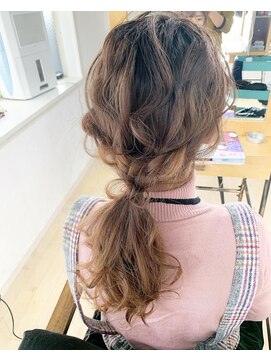 アンフィユヌキャトル(AnFye une Qatll) ポニーテールアレンジ