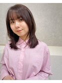 斜めバングミディアムヘアグレージュカラー