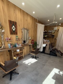 ランプヘアー(lamp hair)の写真/アースカラーを基調に、まるでキャンプをしに来たかのような遊び心のある空間。あなただけのサロンtimeを。