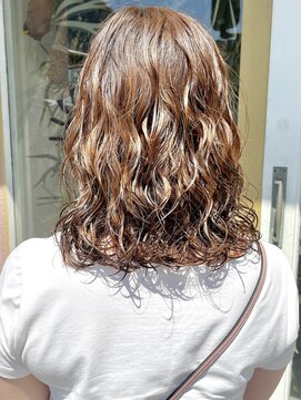 コンビネーション(combination) 透明感ベージュカラー　ミディアムウェーブ