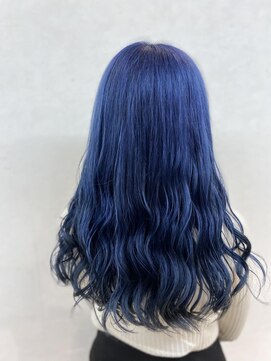 リア(Lia by KENJE) アッシュカラー　レイヤーロング　夏はオーシャンブルーで決まり