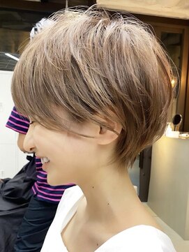 ラフ 新宿(Laff) 新宿 大人可愛い 20代30代40代 丸みショート 耳掛けショートボブ