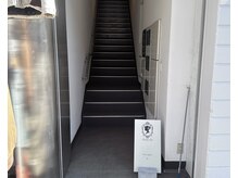 カシカ(casica)の雰囲気（当店は2階にございます。こちらの看板が目印です♪）