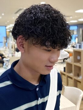 シャルムバイケンジ(Charm.by KENJE) メンズパーマ波巻きツイストスパイラル刈り上げセンターパート