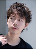 原宿メンズパーマスパイラルパーマセンターパートガイルヘア20代