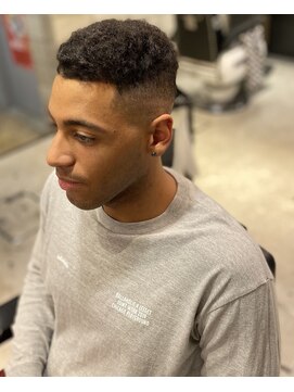 フランクスバーバー アンド ビアークラブ(FRANK'S BARBER and BEER CLUB) かき上げショートレイヤースキンフェードカットテクノ