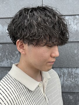 ヒュイル バイ ニアウ(Hwyl by Niau) メンズマッシュパーマ波巻きスパイラルパーマニュアンスパーマ