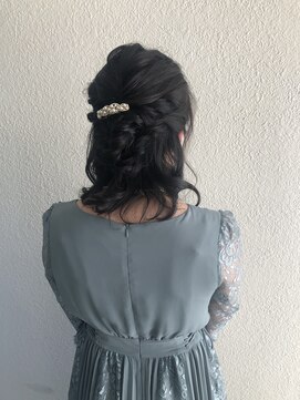 パリスパート2 サイド 編み込み ゆるカール ハーフアップ ヘアアレンジ