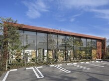 ヘアースペース アモール(Hair Space Amor)の雰囲気（店舗前に駐車場8台あり☆HAIR SALONの看板が目印です［カラー］）