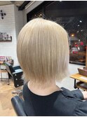 ハイトーンホワイトブロンド×韓国風切りっぱなし小顔ボブ