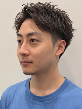 キュー(Cue_) 刈り上げツーブロックベリーショートアップバングパーマ