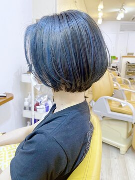 モリオ フロム ロンドン 成増店 【morio成増芹澤】ショートボブ  ハイライト ネイビー