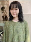 暗髪のミディアムパーマ