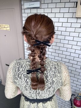 ソノ(sono) 編みおろし ツインアレンジ リボン 参列ヘア 推し活ヘア