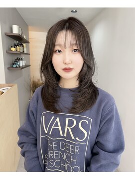 暗めダークグレージュ×色気のある韓国レイヤーカット