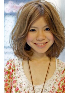 ナナナ パレナ 宝塚店(nanana parena) 白髪もぼかせるミルクベージュと無造作カール【NANANA PARENA】