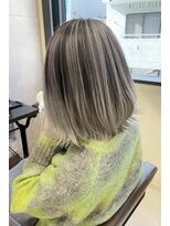 トルネード(TORNADO)&nbsp;外国人風ハイライトバレイヤージュ ボブ 白髪ぼかし t128