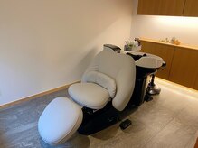 アンジュ サロン ド コワフュール(ange salon de coiffure)の雰囲気（半個室プライベート空間のシャンプーブース。癒されます♪）