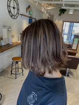 リー ヴィータ 上新庄(Lee Vita) コントラストハイライト×レイヤーボブ×ベージュハイライト