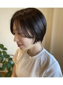 センターパート　暗髪ツヤ感ショート