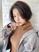 ヘアリゾート粋 新宿三丁目本店&nbsp;《前地 麻衣》かき上げ前髪でセクシーに！大人の前下がりボブ